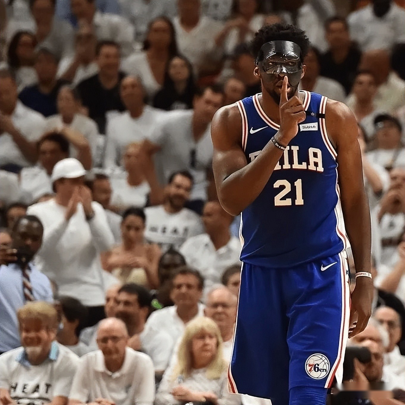 魔术复出首战，狂砍50分状态火爆，76人成为焦点！