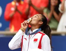 郑钦文赛后谦逊发言登热搜，莱比锡血战川崎前锋引发热议的简单介绍